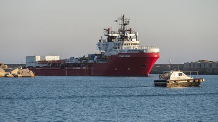 Les migrants à bord du bateau d'aide humanitaire Ocean Viking, affrété par l'organisation caritative SOS Méditerranée, le 6 juillet 2020 dans le port de Porto Empedocle&nbsp;en Sicile. Photo d'illustration. (GIOVANNI ISOLINO / AFP)