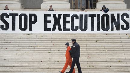 Un opposant à la peine de mort est arrêté lors d'une manifestation devant la Cour suprême, à Washington (Etats-Unis), le 17 janvier 2017. (BRENDAN SMIALOWSKI / AFP)