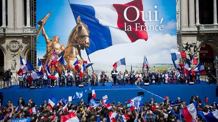 La f&ecirc;te de Jeanne d'Arc c&eacute;l&eacute;br&eacute;e par le Front national, le 1er mai, place de l'Op&eacute;ra &agrave; Paris. (BERTRAND LANGLOIS / AFP)