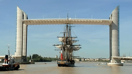 L'Hermione à son passage sous le pont Chaban-Delmas
 (France3/culturebox)