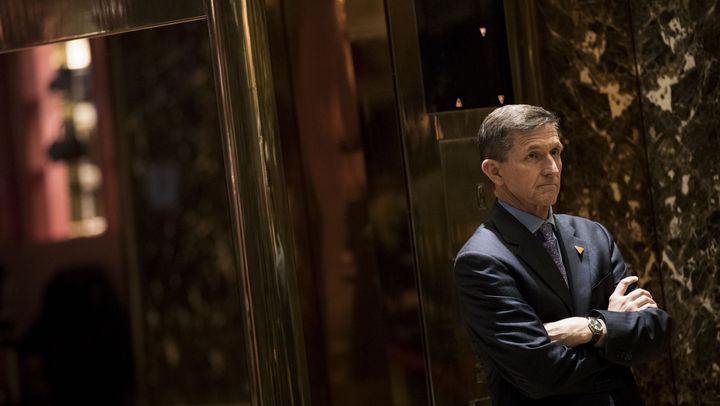 Michael Flynn dans le hall de la Trump Tower, à New York (Etats-Unis), le 12 décembre 2016. (DREW ANGERER / GETTY IMAGES NORTH AMERICA / AFP)