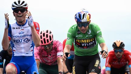 David Gaudu devant Wout van Aert sur la troisième étape du Critérium du Dauphiné, le 7 juin 2022 à Chastreix-Sancy. (MARCO BERTORELLO / AFP)