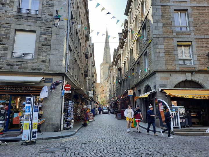 Des commerces du quotidien qui disparaissent au profit de boutiques touristiques... Saint-Malo vit une transformation profonde et devient une station balnéaire. (AGATHE MAHUET / RADIO FRANCE)