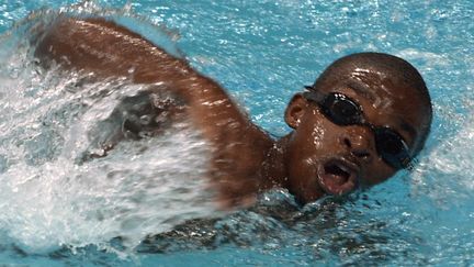 Eric Moussambani, nageur de Guinée équatoriale, aux Jeux olympiques de&nbsp; Sydney, le 19 septembre 2000. (FRANCOIS XAVIER MARIT / AFP)
