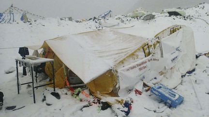 Ce camp de base dans l'Everest a &eacute;t&eacute; d&eacute;vast&eacute; par une avalanche apr&egrave;s le s&eacute;isme survenu au N&eacute;pal, samedi 25 avril 2015. (AZIZ AFIF /SIPA / AP)