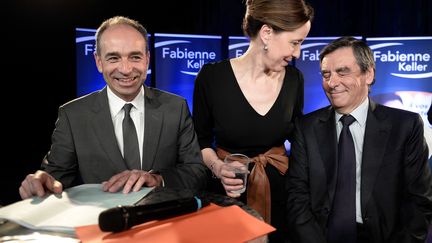 Le pr&eacute;sident de l'UMP, maire sortant et candidat &agrave; Meaux (Seine-et-Marne), Jean-Fran&ccedil;ois Cop&eacute; (&agrave; gauche), s'affiche avec l'ex-Premier ministre et d&eacute;put&eacute; Fran&ccedil;ois Fillon, lors d&rsquo;un meeting de soutien &agrave; la candidate UMP Fabienne Keller (au centre),&nbsp;&agrave; Strasbourg (Bas-Rhin), le 5 mars 2014. (FREDERICK FLORIN / AFP)