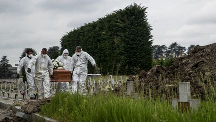 Une victime du Covid-19 est enterrée, le 30 avril 2020, à Turin (Italie). (MAURO UJETTO / NURPHOTO / AFP)