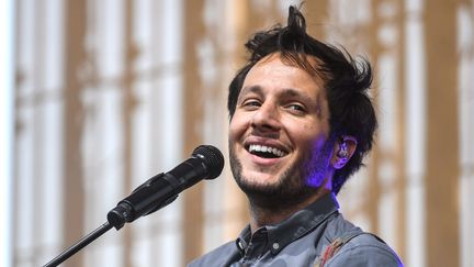 Le chanteur Vianney, en juillet 2022, lors du festival Les Déferlantes, à Céret, dans les Pyrénées-Orientales. (MICHEL CLEMENTZ / MAXPPP)