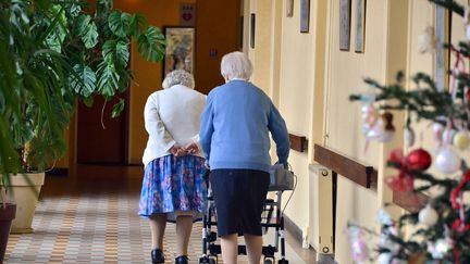 Dépendance : une aide pour adapter la salle de bain des personnes âgées