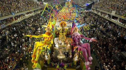 Des milliers de participants et spectateurs lors de la deuxi&egrave;me nuit du carnaval de Rio de Janeiro (Br&eacute;sil) au Sambadrome, le 12 f&eacute;vrier 2013. (ANTONIO SCORZA / AFP)