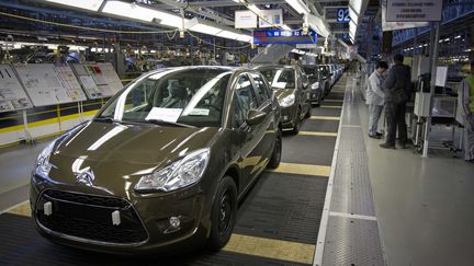 Des v&eacute;hicules dans l'usine de construction automobile de PSA Aulnay, le 16 janvier 2013. (GELEBART / 20 MINUTES / SIPA)