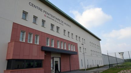 Un gardien de prison entre dans le centre pénitentiaire de Valence (Drôme), le 14 octobre 2015. (PHILIPPE DESMAZES / AFP)