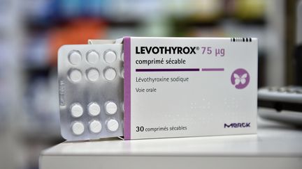 Un&nbsp;boîte de Levothyrox, fabriqué par la compagnie pharmaceutique allemande Merck, dans une pharmacie à Saint-Gaudens le 4 décembre 2017. (REMY GABALDA / AFP)