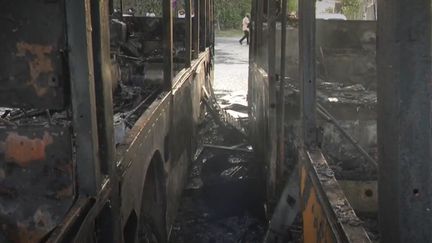 En Martinique, quelque 400 salariés, dont 180 chauffeurs, se sont mobilisés contre une décision de l'autorité qui gère les transports de l'île. En cause : sa décision d'enlever la délégation de service public à leur entreprise. Le mouvement tourne à l'escalade. (France 3)