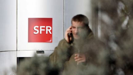 Devant le si&egrave;ge du groupe SFR &agrave; La D&eacute;fense (Hauts-de-Seine). (CHRISTOPHE LEHENAFF / PHOTONONSTOP)