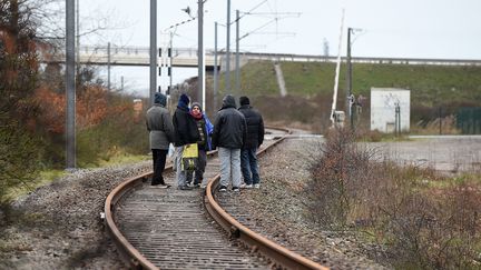 Des migrants rejoignent le port d'où partent les ferries vers l'Angleterre, à Loon-Plage (Nord), le 26 janvier 2016. (MAXPPP)