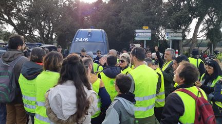 Les egndarmes empêchent l'accès à la route vers le fort de Brégançon, le 28 décembre 2018. (OLIVIER MARTOCQ / RADIOFRANCE)