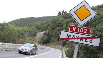 Un corps de femme a &eacute;t&eacute; retrouv&eacute; sur un parking &agrave; proximit&eacute; d'un arr&ecirc;t de bus, &agrave; Mayres (Ard&egrave;che), le 28 ao&ucirc;t 2012. (FABRICE ANTERION / MAXPPP)