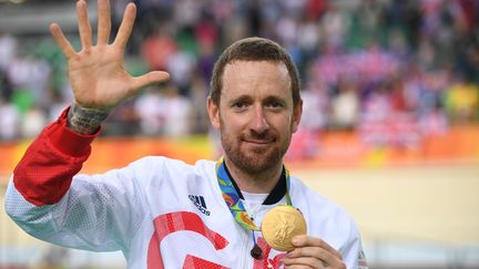  Bradley Wiggins avec sa médaille d'or sur le podium olympique  (ERIC FEFERBERG / AFP)