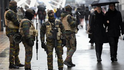 État d'alerte à Bruxelles : dix hommes seraient recherchés par la police