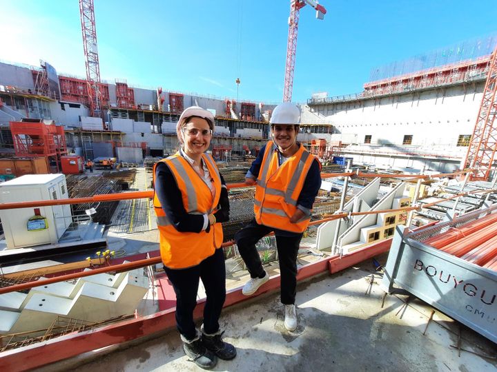 Théo Curin en compagnie de&nbsp;Pénéloppe Hureaux, adjointe à la directrice des programmes de la Solidéo, la société de livraison des ouvrages olympiques. (FABRICE RIGOBERT / RADIO FRANCE)