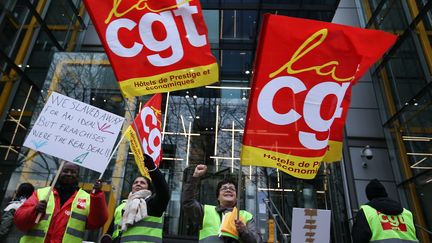 Une trentaine de salariés français de la chaîne de magasins Marks and Spencer, ont manifesté devent le siège de l'entreprise à Londes, le 15 février 2017. (DANIEL LEAL-OLIVAS / AFP)