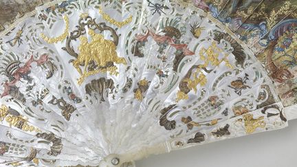 Au cours du XVIIIe siècle, Paris devient la capitale de cet objet aristocratique et artistique dont les décors suivent la production des peintres à la mode (Boucher, Watteau, Lancret mais aussi Le Brun, Coypel, ou Lemoyne) et participent à la diffusion de l’art français en Europe. 
 (Martine Beck Coppola)