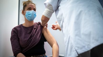 Un centre de vaccination en Bretagne, le 30 avril 2021. (MARTIN BERTRAND / HANS LUCAS / AFP)