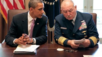 Barack Obama avec l'amiral Thad Allen, à la Maison Blanche, le 7/06/2010 (AFP/Yuri GRIPAS)