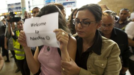 Une opposante isra&eacute;lienne venus soutenir les militants pro-palestiniens venus d'Europe, arr&ecirc;t&eacute;e par une polici&egrave;re en civil, &agrave; l'a&eacute;roport Ben Gourion &agrave; Tel Aviv, le 15 avril 2012. (JACK GUEZ / AFP)