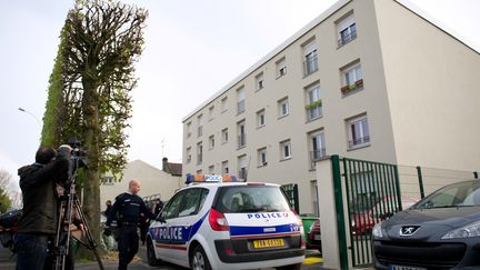 Des policiers devant l'immeuble o&ugrave; a &eacute;t&eacute; interpell&eacute; un des suspects, &agrave; Draveil, dans l'Essonne.&nbsp; (BERTRAND LANGLOIS / AFP)