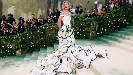 13 500 heures de travail.  C'est le moment consacré à la robe Thom Browne portée par le mannequin Gigi Hadid.  Composé d'une robe corset blanche à épaules dénudées, il est superposé à un manteau en soie moirée blanche avec des pointes en satin noir et décoré de roses jaunes.  Cette robe sera conservée dans les archives permanentes de Thom Browne après le Met Gala.  (TAYLOR HILL/GETTY IMAGES AMÉRIQUE DU NORD)