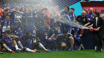 Les joueurs de Chelsea sabrent le champagne, le 19 mai 2018, après leur victoire en finale de la CUP face à Manchester United, à Londres.&nbsp; (DAVID KLEIN / REUTERS)