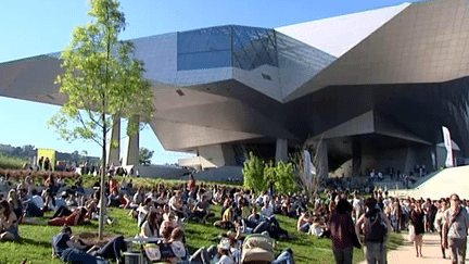 La foule dans les jardins du Musée des Confluence pour pour une première aux Nuits Sonores
 (France 3 / Culturebox)