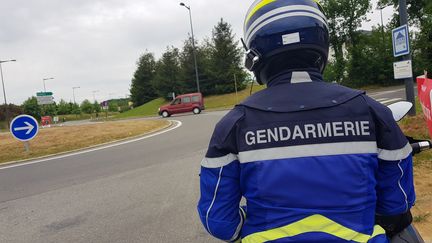 Gendarme à moto lors d'un contrôle routier. (Illustration).&nbsp; (BENJAMIN FONTAINE / FRANCE-BLEU ARMORIQUE)