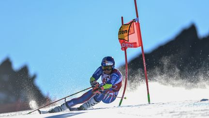 Alexis Pinturault, lors de la première manche du géant d'ouverture de Sölden (Autriche), dimanche 24 octobre 2021. (JOE KLAMAR / AFP)