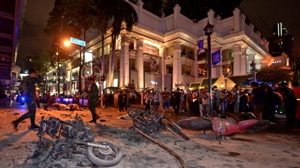 Des soldats inspectent les lieux apr&egrave;s l'explosion d'une bombe pr&egrave;s du sanctuaire Erawan, dans le centre de Bangkok, lundi 17 ao&ucirc;t. (PORNCHAI KITTIWONGSAKUL / AFP)