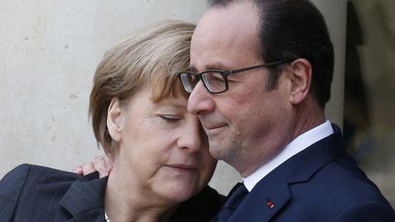 Le pr&eacute;sident fran&ccedil;ais Fran&ccedil;ois Hollande souhaite la bienvenue &agrave; la chanceli&egrave;re allemande Angela Merkel sur le perron de l'Elys&eacute;e. ( PASCAL ROSSIGNOL / REUTERS)