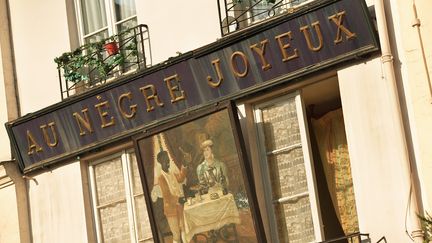 L'enseigne d'une ancienne chocolaterie, située rue Mouffetard, dans le 5e arrondissement de Paris, le 30 juillet 2017.&nbsp; (SONNET SYLVAIN / HEMIS.FR / AFP)