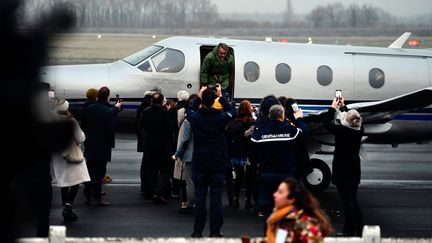 Des médecins en provenance de Dijon arrivent à l'aéroport de Nevers (Nièvre) grâce à un pont aérien mis en place par la mairie, jeudi 26 janvier 2022. (CHRISTOPHE  MASSON / MAXPPP)