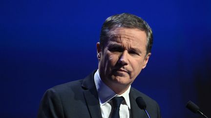 Nicolas Dupont-Aignan, candidat Debout la France à l'élection présidentielle, lors d'un discours, à Montrouge (Hauts-de-Seine), le 15 mars 2022. (ALAIN JOCARD / AFP)