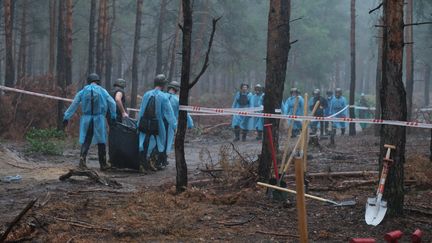 L'exhumation des premiers corps à Izioum, en Ukraine, suite à l'occupation de l'armée russe, le 17 septembre 2022. (SERGEY SHESTAK / LE PICTORIUM / MAXPPP)