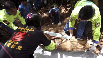 &nbsp; (Le 6 mai dernier, la police malaisienne avait déjà retrouvé six dépouilles de réfugiés du Bangladesh et de Birmanie enterrées dans la jungle © MaxPPP)