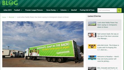 La derni&egrave;re campagne de publicit&eacute; du bookmaker irlandais Paddy Power fait r&eacute;f&eacute;rence aux migrants qui traversent la Manche &agrave; l'arri&egrave;re d'un camion. (PADDY POWER)