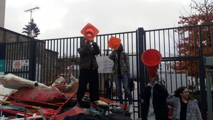 Des lycéens mobilisés devant le lycée Pothier à Orléans le 30 novembre 2018 (photo d'illustration). (ANNE OGER / FRANCE-BLEU ORLÉANS)