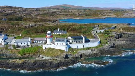 En Irlande, le petit port de Crookhaven est le dernier bout de terre avant de prendre le large et de gagner l’Amérique. Il n’y a pas plus de 40 habitants à l’année et tout le monde se connaît et se réunit pour trinquer dans le seul pub du village.