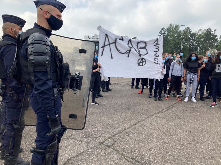 Les CRS face aux élèves policiers de l'école de police nationale de Oissel, manifestants pour l'exercice. (MARGAUX STIVE / RADIO FRANCE)