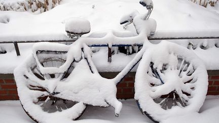 Un v&eacute;lo recouvert de neige &agrave; Hambourg (Allemagne), le 10 mars 2013. (MAXPPP)