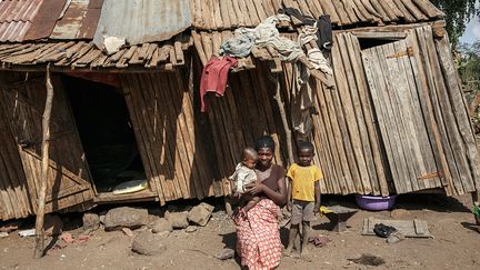 Kazy Zorotane, une paysanne de 30 ans qui élève seule ses enfants, déclare&nbsp;: "Je n'ai reçu aucune aide depuis des mois. La dernière fois, en juin, c'était un peu d'argent distribué par le gouvernement", l'équivalent d’une vingtaine d’euros. Selon plusieurs élus de la commune, les dernières aides de l'Etat, sous forme de riz, d'huile et de haricots, ont largement été détournées par des militaires en août. Et seulement 90 personnes, sur les 500 identifiées, ont reçu cette aide.&nbsp; &nbsp; &nbsp; (RIJASOLO/AFP)