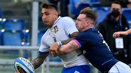 Stuart Hogg plaque l'ailier transalpin&nbsp;Montanna Ioane, lors d'Italie-Ecosse, match de la 4e journée du Tournoi des six nations, le 12 mars 2022, à Rome. (ALBERTO PIZZOLI / AFP)